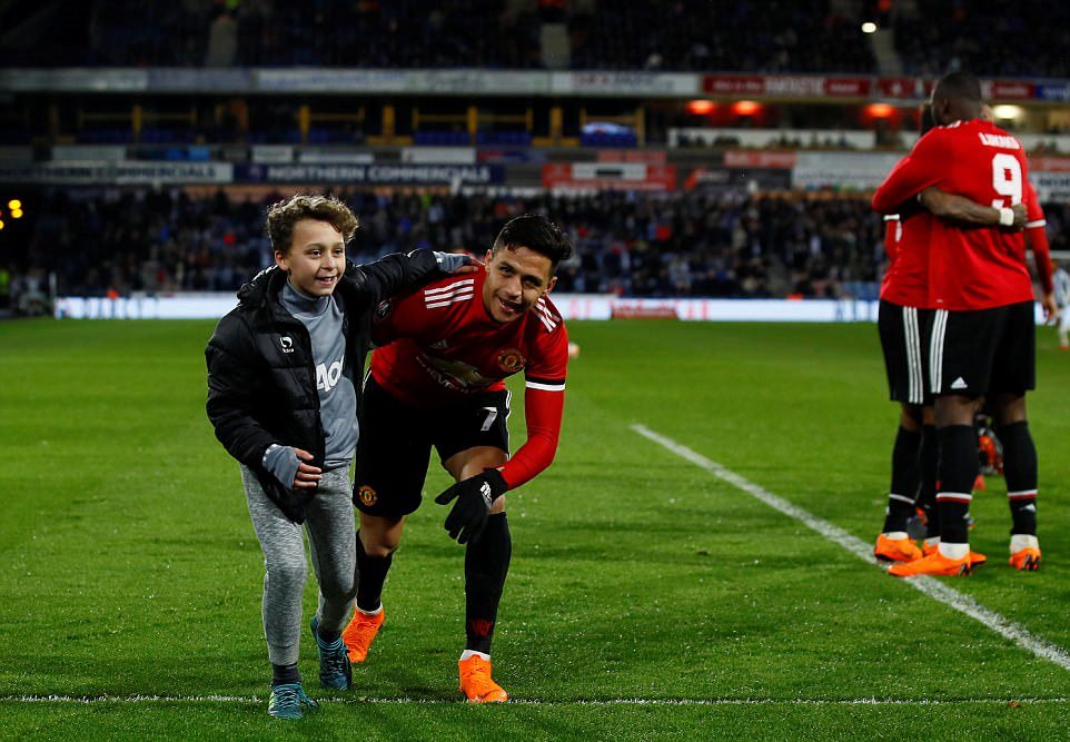 Ảnh bài viết Sir Alex cười lớn nhìn dàn khán giả nhí tràn sân ôm lấy sao Man Utd