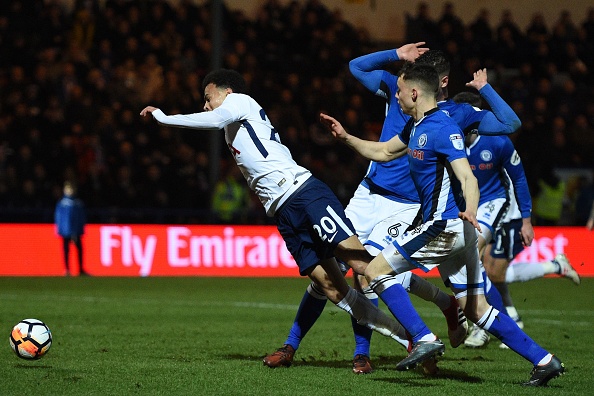 Ảnh bài viết Alli lại ngã đẹp nhưng Tottenham vẫn không thể thắng đối thủ "hạng lông"