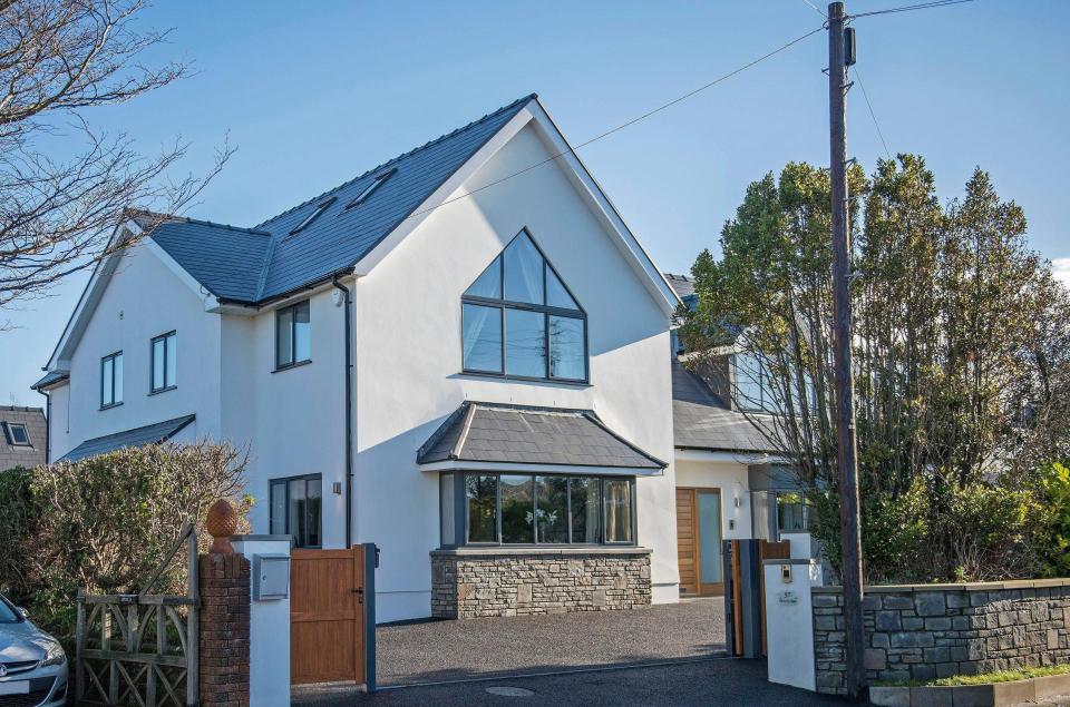 Căn biệt thự đẹp như tranh vẽ của cựu HLV Swansea