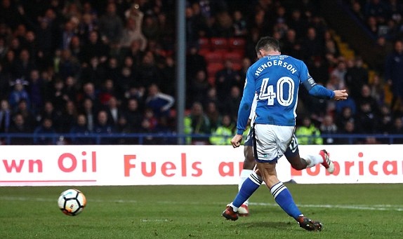 Đội bóng tí hon Rochdale khiến Tottenham ôm hận ở phút bù giờ