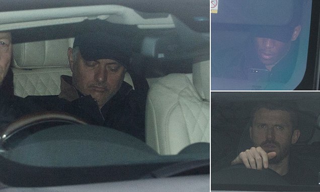 Ảnh bài viết Mourinho lại ngủ gà ngủ gật đến sân tập Man Utd