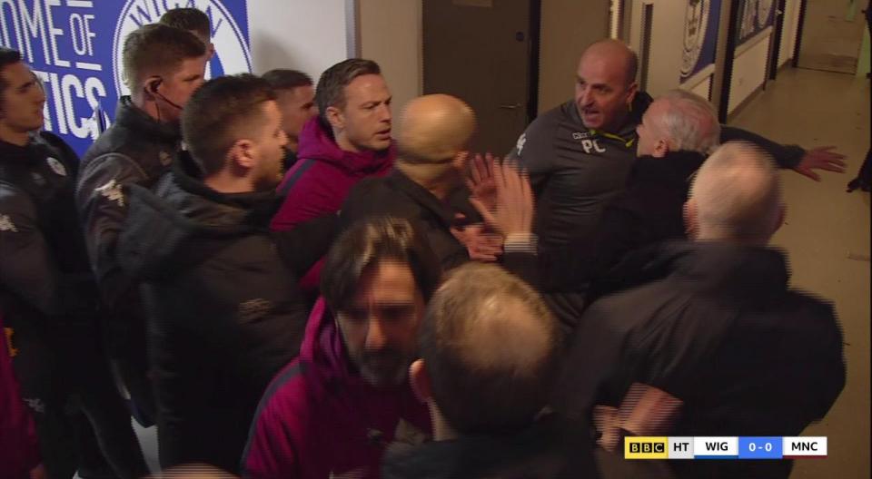 Man City thua sốc, Guardiola nổi nóng hành hung HLV đối thủ