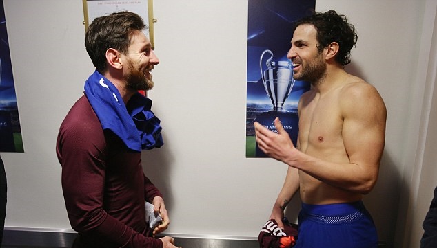 Ảnh bài viết Fabregas tranh thủ “tâm sự mỏng” với Messi sau trận