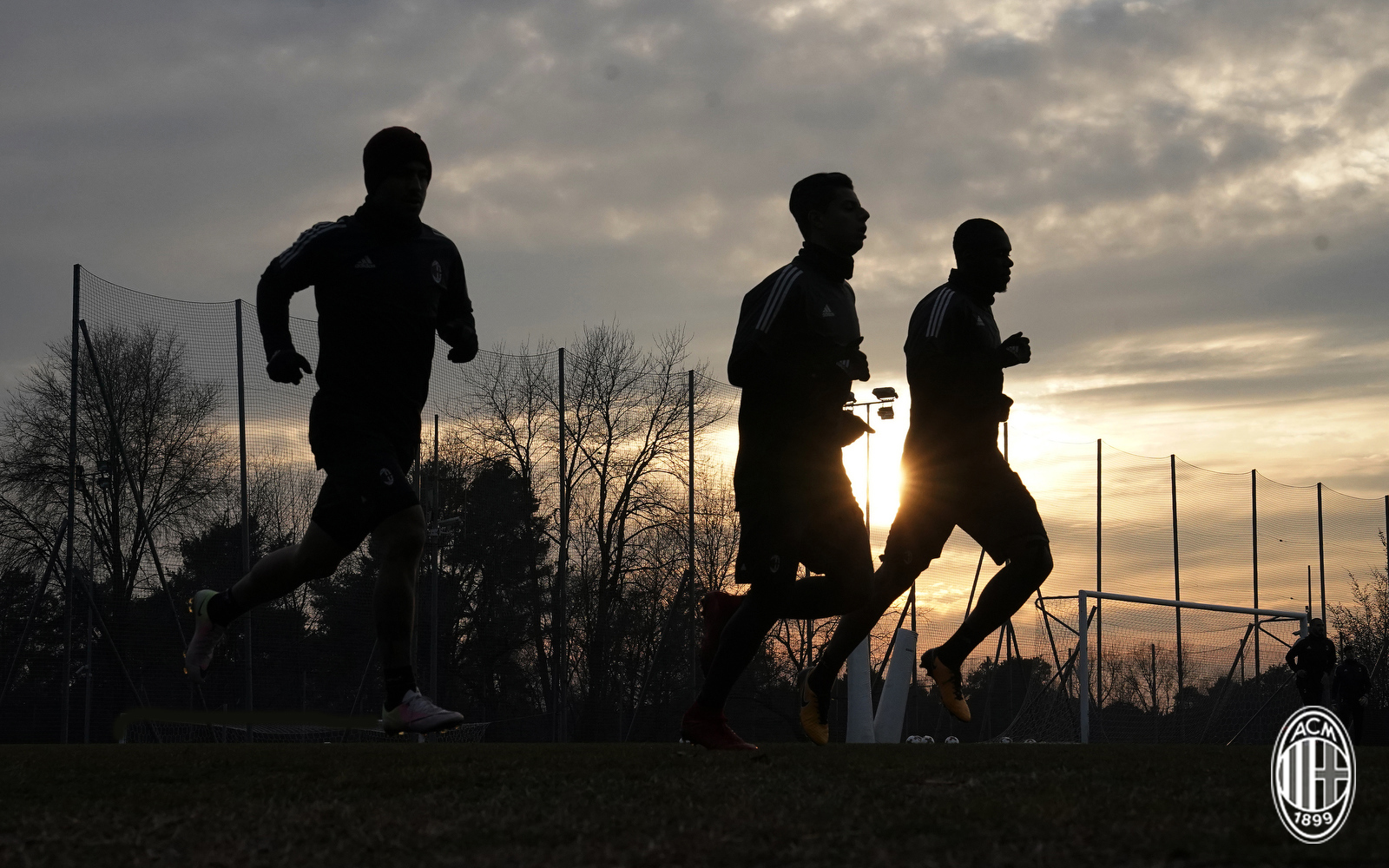 Ảnh bài viết Tập luyện dưới ánh hoàng hôn, Milan hướng đến vòng 16 đội Europa League