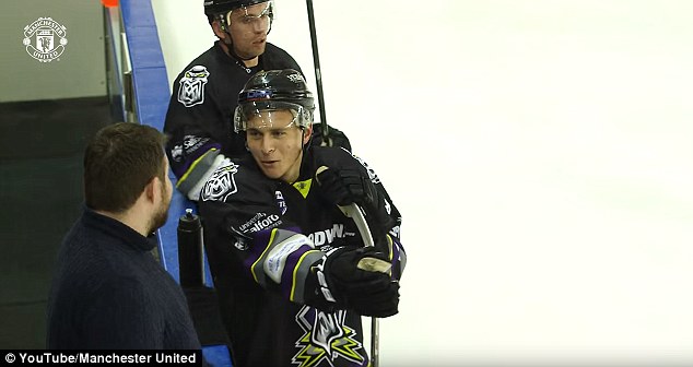 Ảnh bài viết Chán dự bị ở M.U, Lindelof chuyển sang chơi hockey