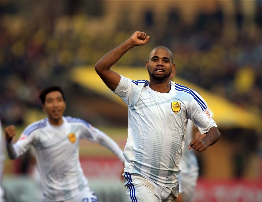 “Đi đêm” săn ngoại binh ở V-League: Lôi nhau đến "toà" FIFA?