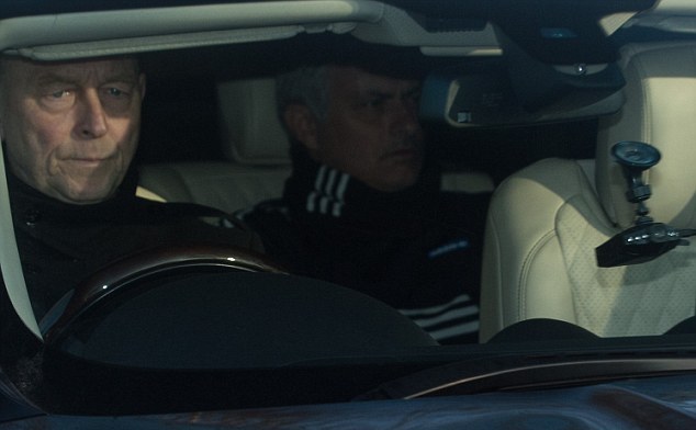 Ảnh bài viết Jose Mourinho và Paul Pogba đầy tâm trạng hậu đại chiến