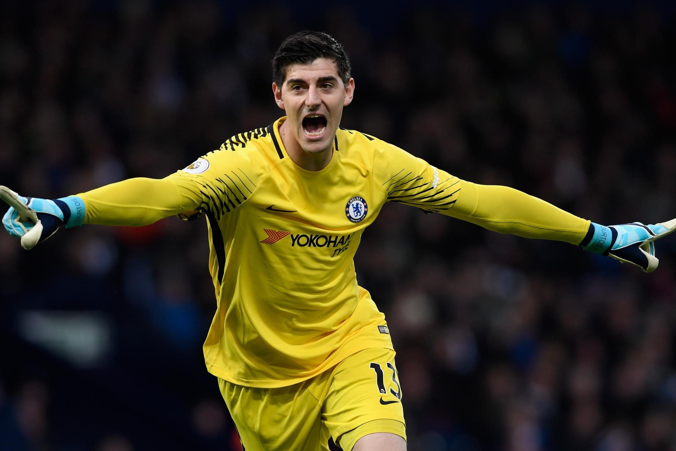 Courtois và những pha phản xạ khiến NHM tròn mắt