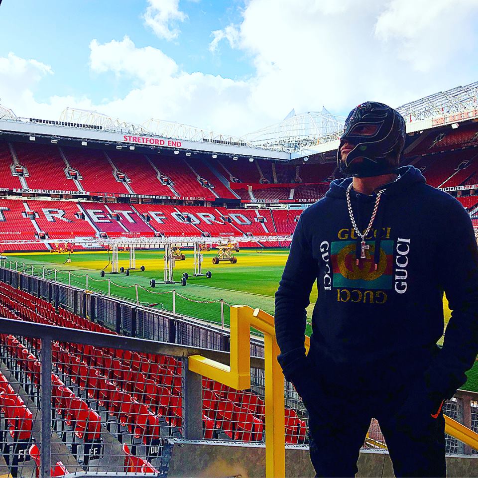 Siêu sao WWE Rey Mysterio mang mặt nạ cực ngầu tại Old Trafford