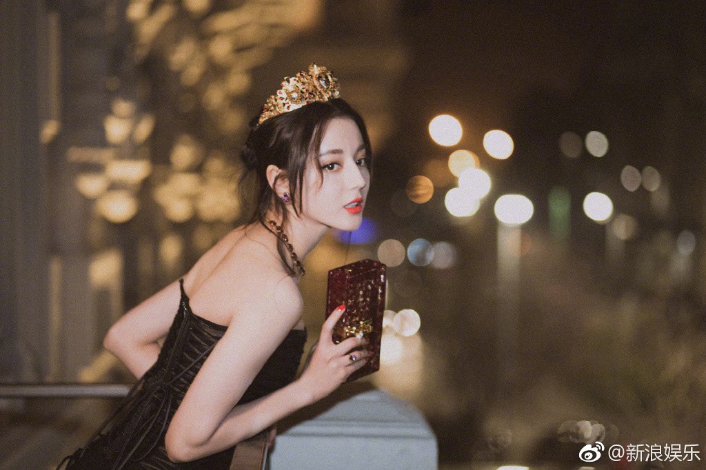 Địch Lệ Nhiệt Ba - tiểu hoa đán đang gây sốt