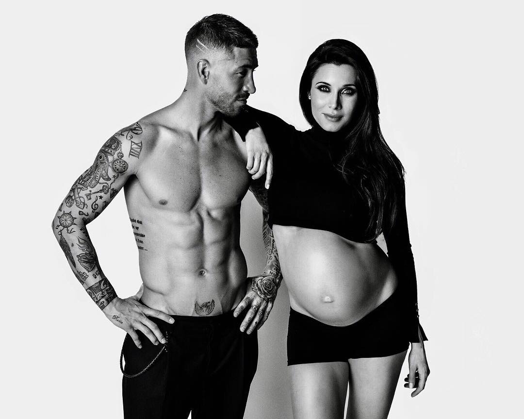 Ramos cởi đồ chụp ảnh với tình già