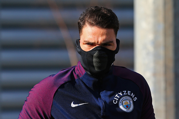 Ảnh bài viết Ăn mừng chưa đã, Ederson 'hầm hầm' tiến ra sân tập