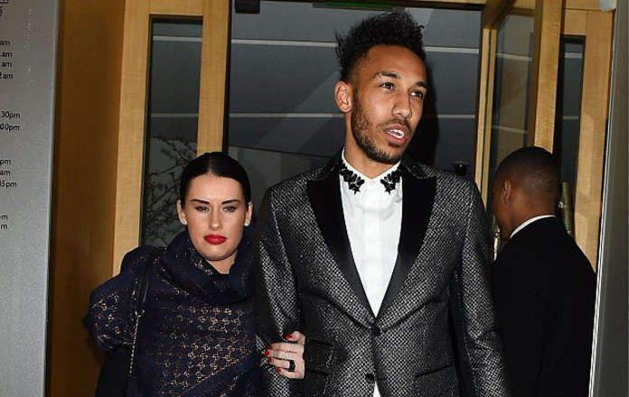 Arsenal thảm bại, Aubameyang vẫn vui vẻ tiệc tùng cùng siêu mẫu