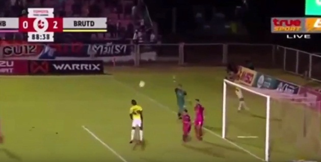 Hoàng Vũ Samson bỏ lỡ khó tin ở giải Thai League