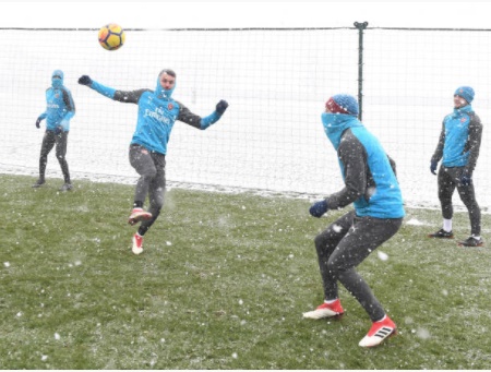 Ảnh bài viết Sợ Wenger nhận "trát sa thải", Pháo thủ vùi mình tập luyện dưới tuyết