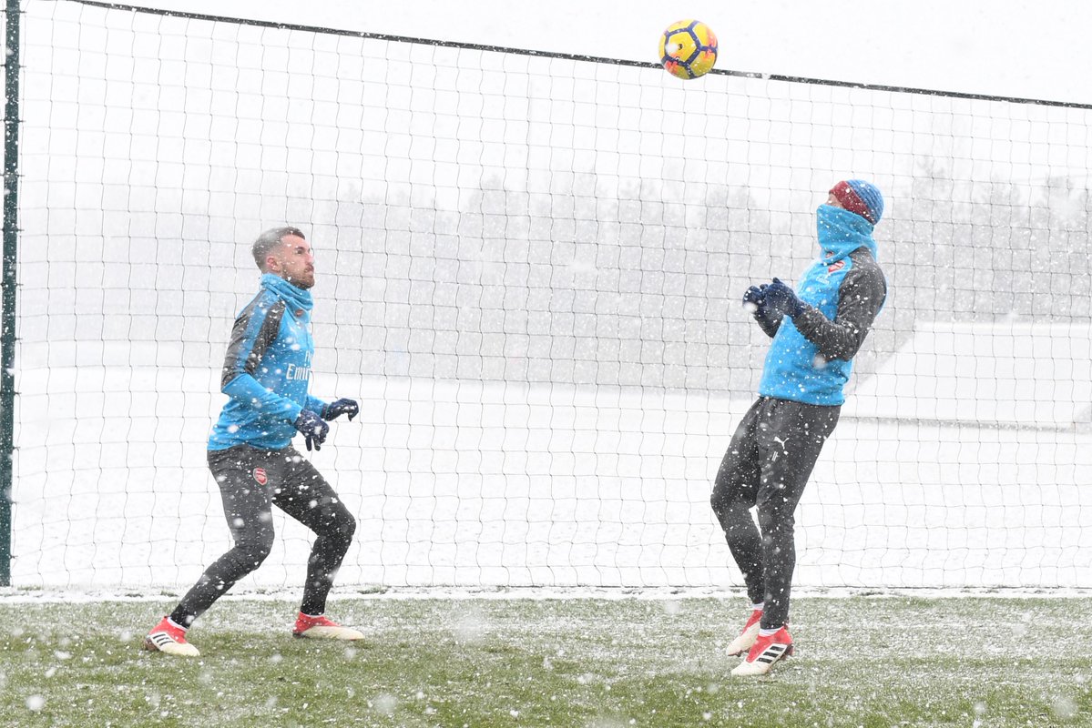Tuyết rơi trắng xóa, Arsenal vùi đầu tập luyện