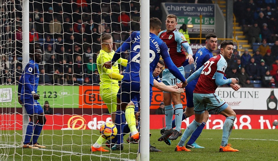 Ảnh bài viết Ngược dòng Everton, Burnley chỉ còn cách Arsenal 5 điểm