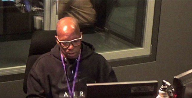 Ảnh bài viết Huyền thoại Ian Wright và fan Arsenal cùng khóc trên sóng radio BBC