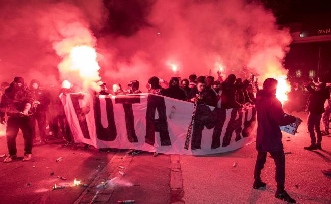 CĐV PSG đốt pháo sáng, gây ầm ĩ phá rối Real Madrid