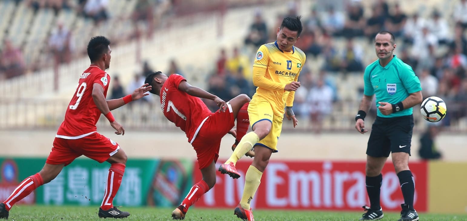 Ảnh bài viết Chia điểm trên sân nhà, SLNA giữ vững ngôi đầu 