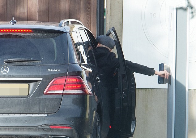 Ảnh bài viết Pep Guardiola lăn bánh khó nhọc đến sân tập Man City