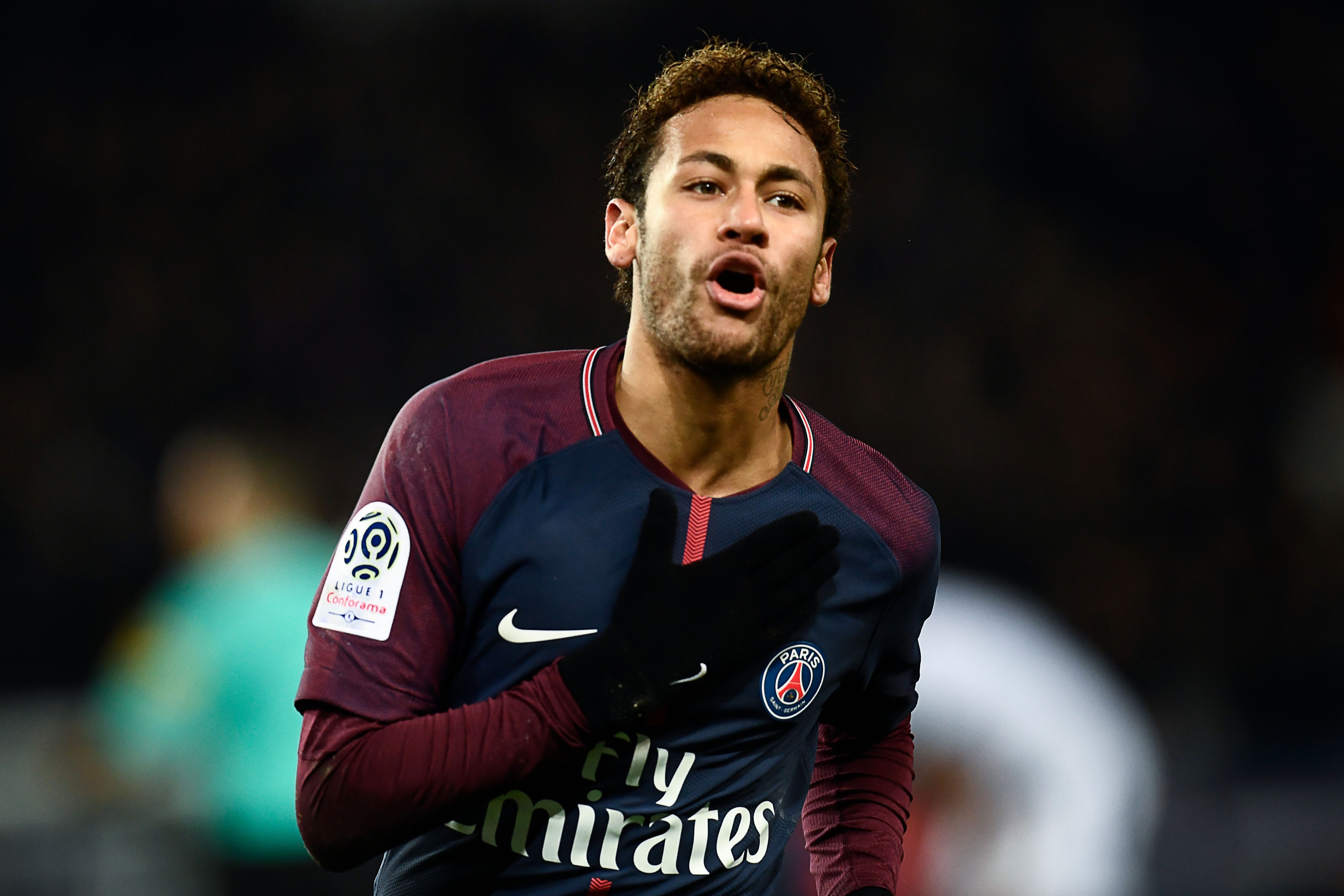 Neymar chỉ hám tiền