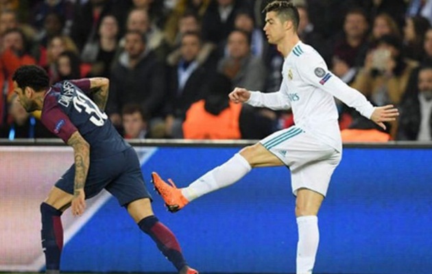 Ronaldo vung chân đá Dani Alves khi bị thổi việt vị