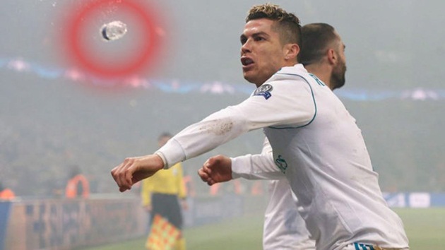 SỐC! Ronaldo suýt lãnh nguyên chai nước vào mặt