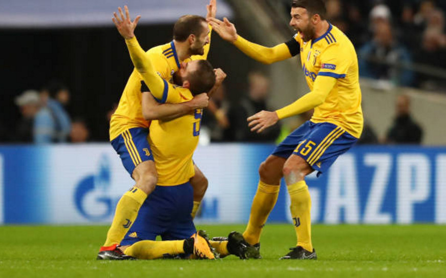 Higuain chẳng thể đứng vững sau khi cứu thành công Juventus