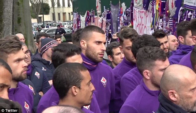 Ảnh bài viết Người hâm mộ tập trung tại Franchi cầu nguyện cho Astori 