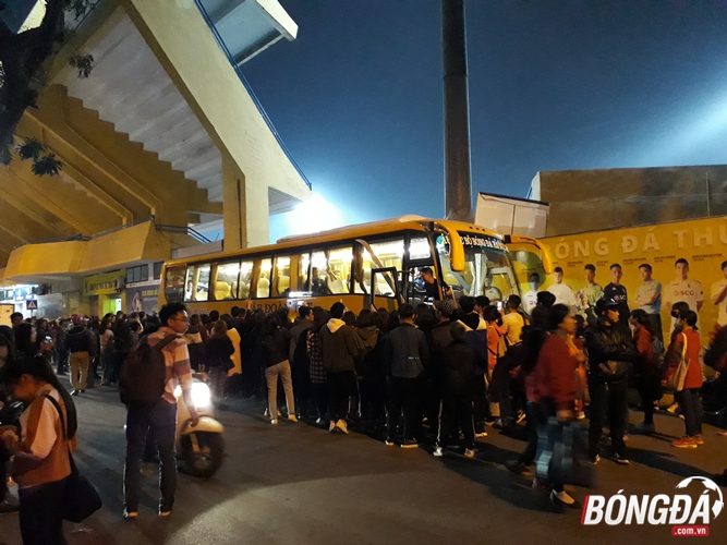 Ảnh bài viết Fan vây kín cửa, các ngôi sao CLB Hà Nội chật vật tìm cách lên xe ra về