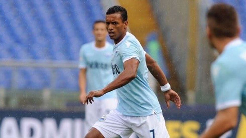 Ảnh bài viết Lazio suýt thua, Nani đánh nhau với CĐV tại sân bay