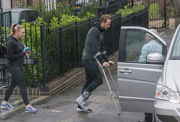 Ảnh bài viết Chấn thương nặng, Harry Kane dùng nạng lê bước khó nhọc