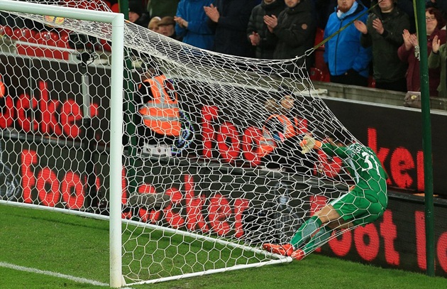 Ảnh bài viết Cứu thua kinh dị, "siêu nhân" Man City bay thẳng vào lưới