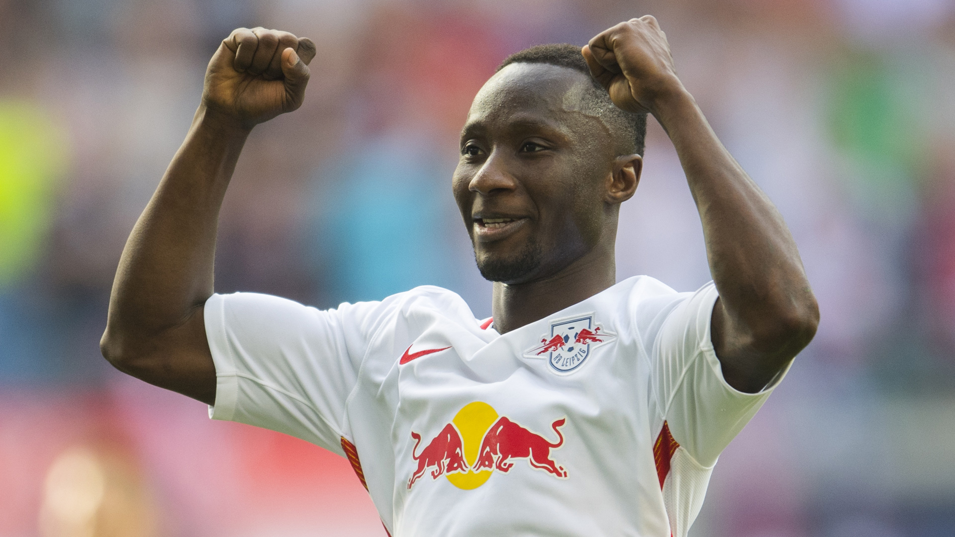 Naby Keita trổ tài tâng bóng điêu luyện