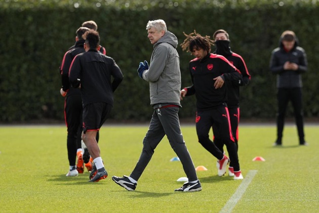 Arsene Wenger cảnh báo học trò không được chủ quan