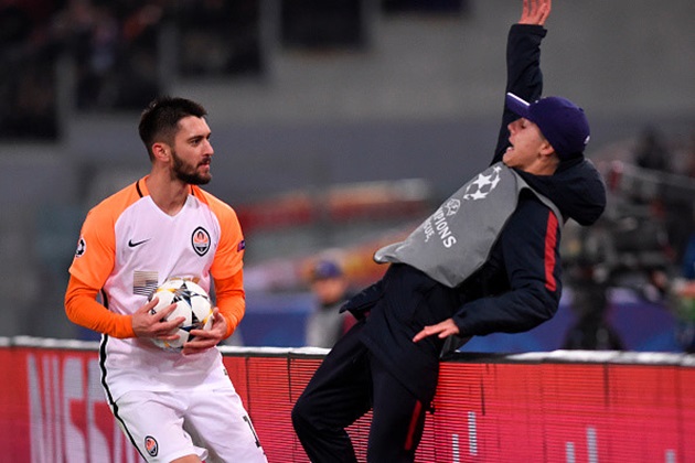 Cầu thủ Shakhtar gây phẫn nộ khi đẩy người nhặt bóng ngã lộn nhào