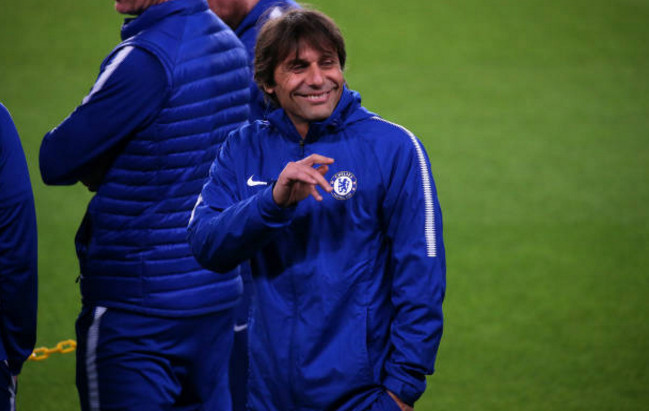 Thầy trò Conte đầy lạc quan khi vừa đặt chân tới Nou Camp