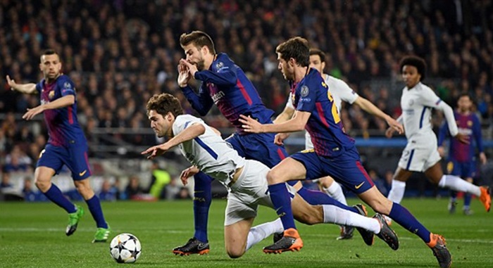 Huyền thoại Chelsea "chia rẽ" sau trận thua Barca