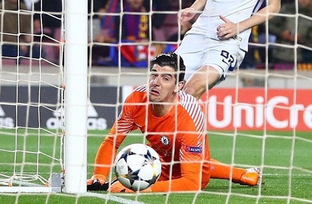 Ngày Courtois thấu hiểu biểu cảm bất lực của Phil Jones