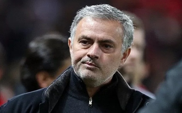Thua đau Sevilla, Mourinho đến tận phòng thay đồ 'hỏi thăm' đối thủ