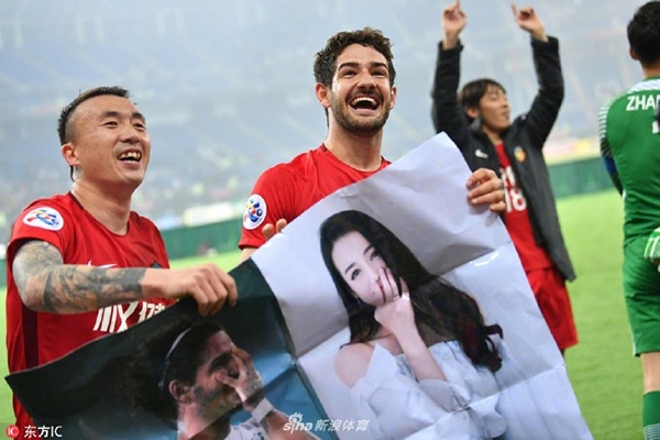 'Vịt con' Pato gây sốt với màn tỏ tình Địch Lệ Nhiệt Ba