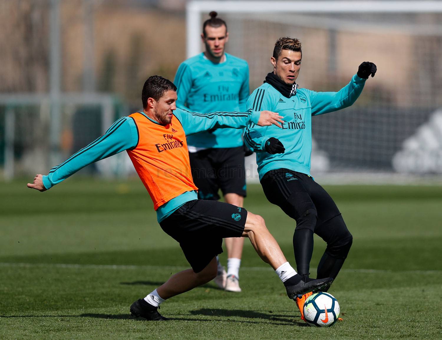 Ảnh bài viết Ronaldo bị vây chặt trên sân tập Real Madrid