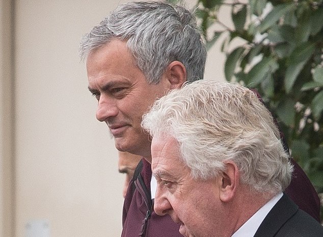 Ảnh bài viết Áp lực bủa vây, Mourinho vẫn đầy tươi tắn