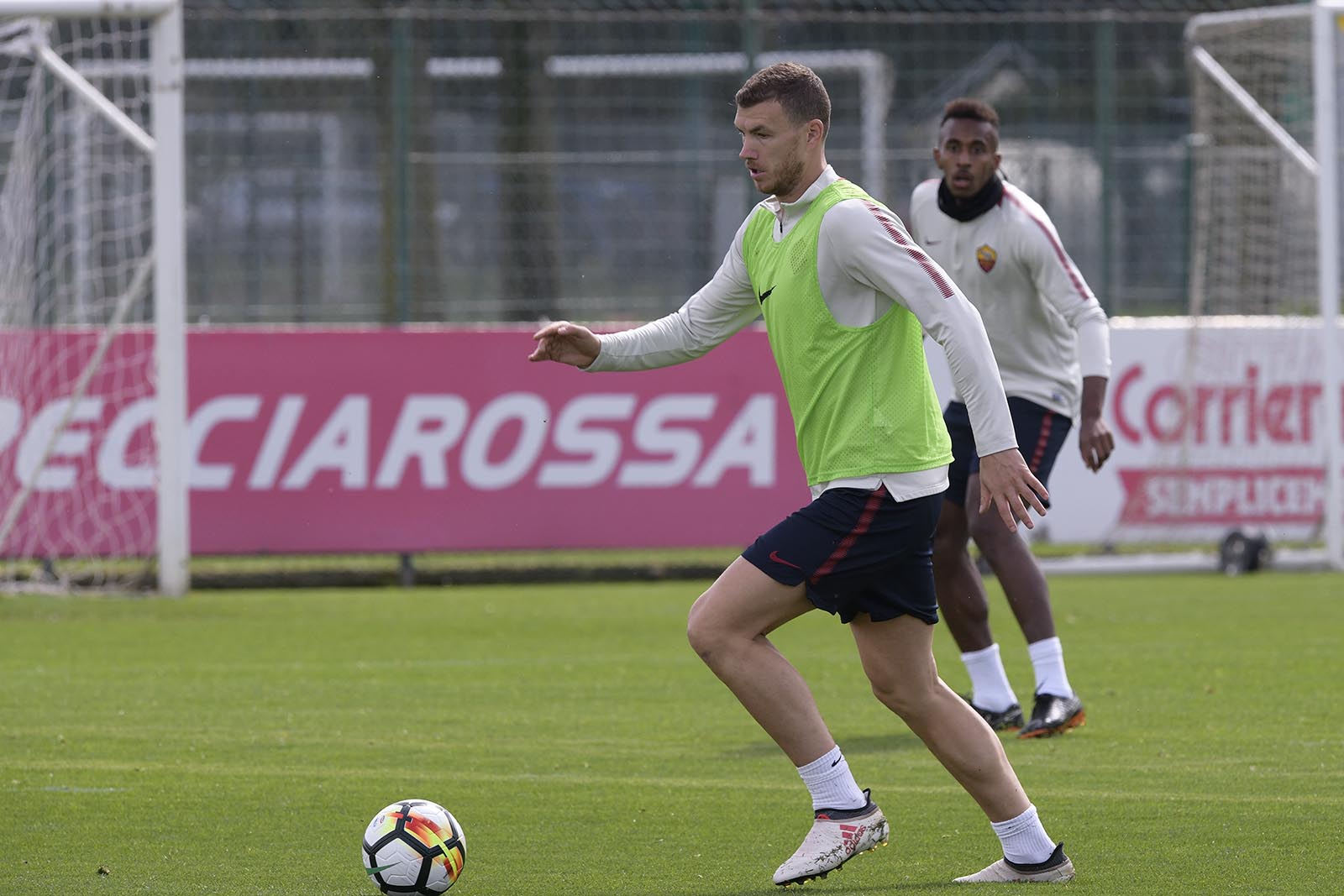 Barca không thể khiến Dzeko lo sợ