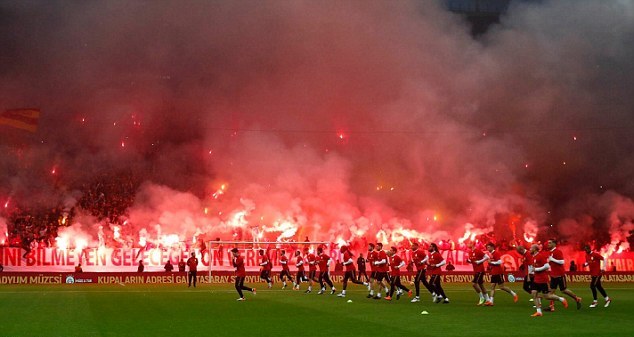 Ảnh bài viết Fan Fenerbahce chơi sang, đốt pháo sáng cổ vũ đội nhà tập luyện