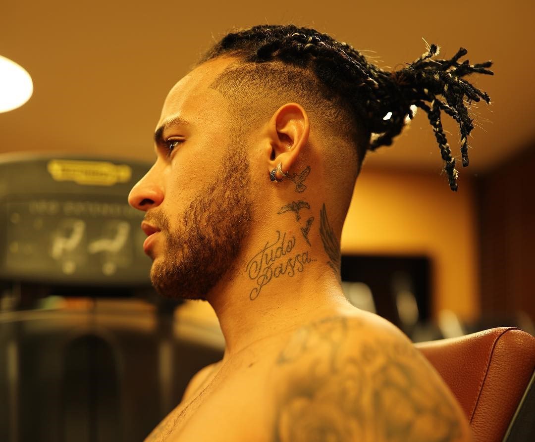 Neymar hóa thành ngôi sao nhạc rock với kiểu tóc mới