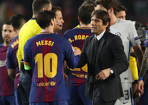 Ôm Messi hai lần, Conte bị cầu thủ Chelsea 'nóng mắt'