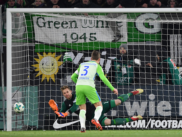 Wolfsburg cùng Schalke 'bắt tay nhau', Bayern chưa thể lên ngôi sớm