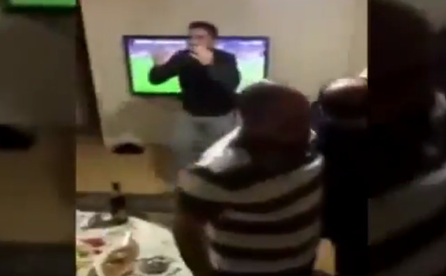 Fan Galatasaray tức giận với pha hỏng ăn trước Fenerbahçe vào giây cuối